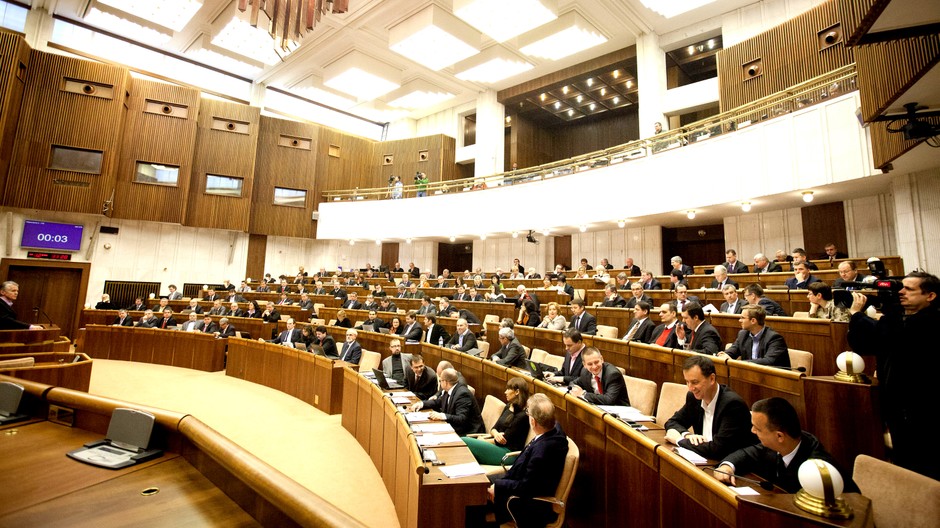 parlament poslanci ilustračné foto