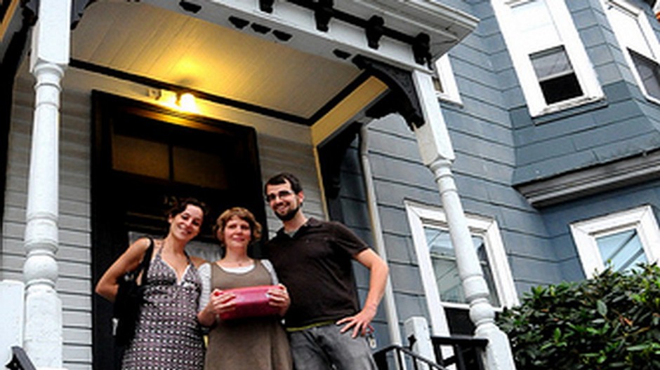 Rodinka, usmievavá, rodinný dom, schody, drevený, veranda, šťastní