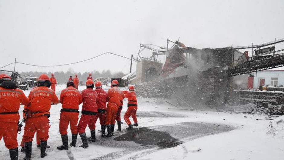 Záchranári pracujú v blízkosti miesta uhoľnej bane katastrofy v Qitaihe, provincia Heilongjiang.jpg