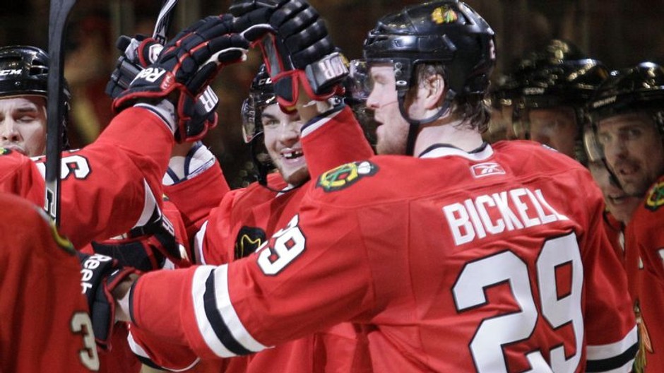 radosť hokejistov Chicaga Blackhawks