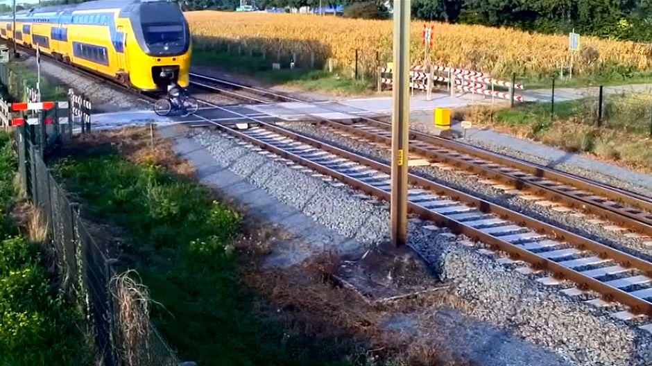 Cyklista ignoroval závory