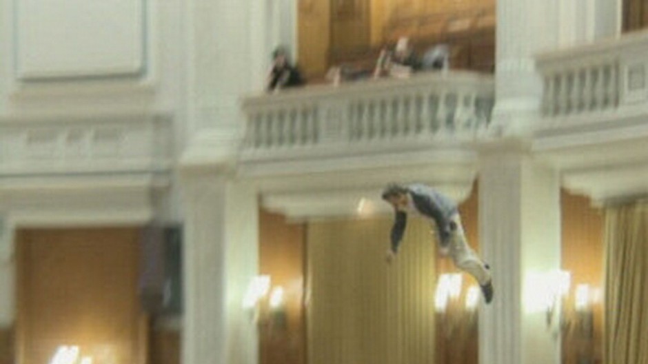 Novinár skočil z balkóna v parlamente