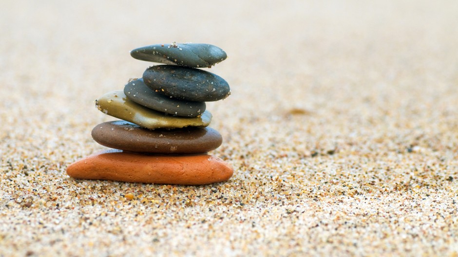 stones-balance-sandy-beach 