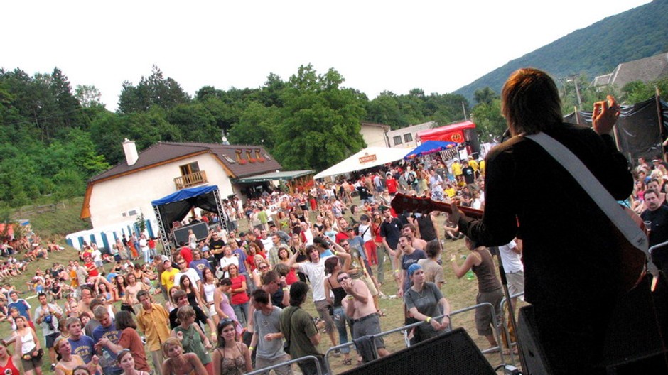 lavagance spevak podium ludia