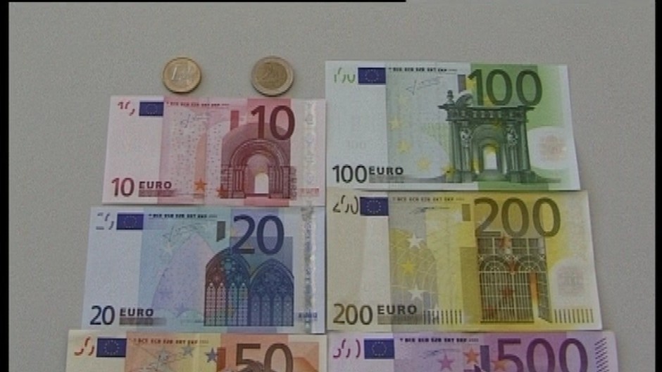 peniaze-euro-papierove a dve mince vedla seba