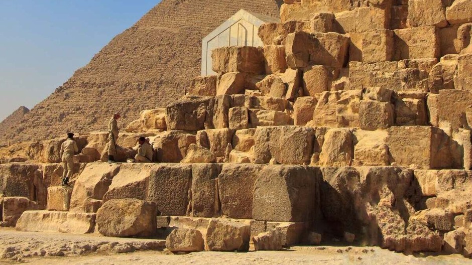 Detail pyramída s kamennými kvádrami pri základoch