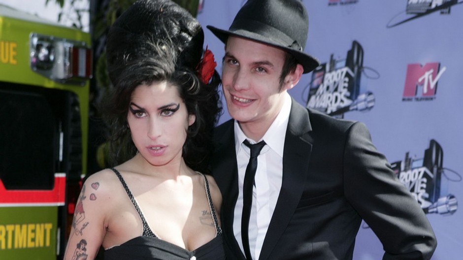 Amy Winehouse a manžel Blake pózujú