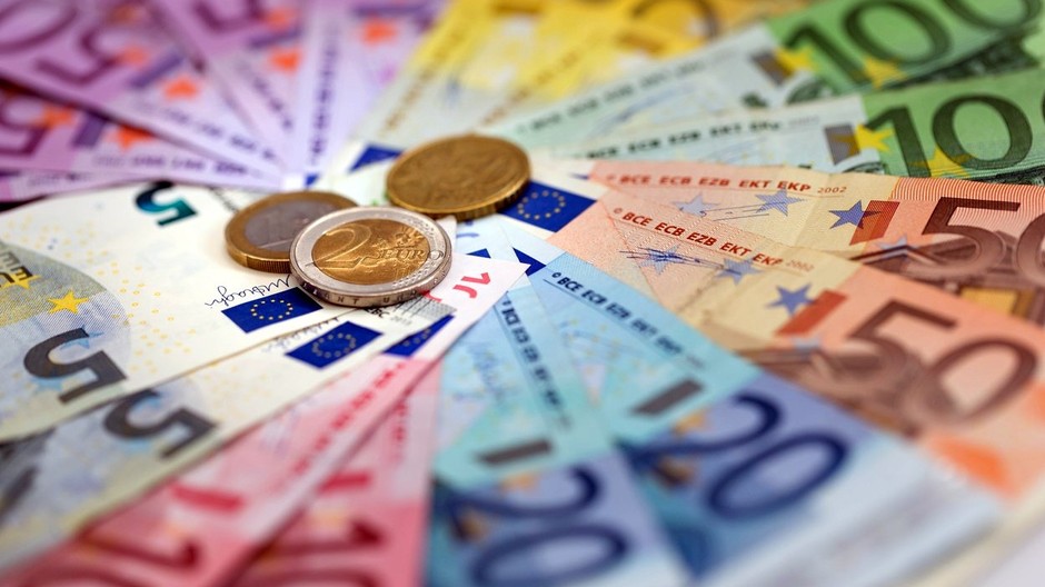 peniaze v rukách euro ilustračné