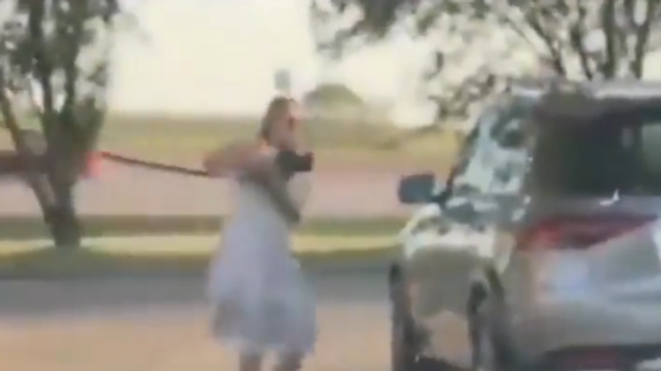 Blondína tankuje auto