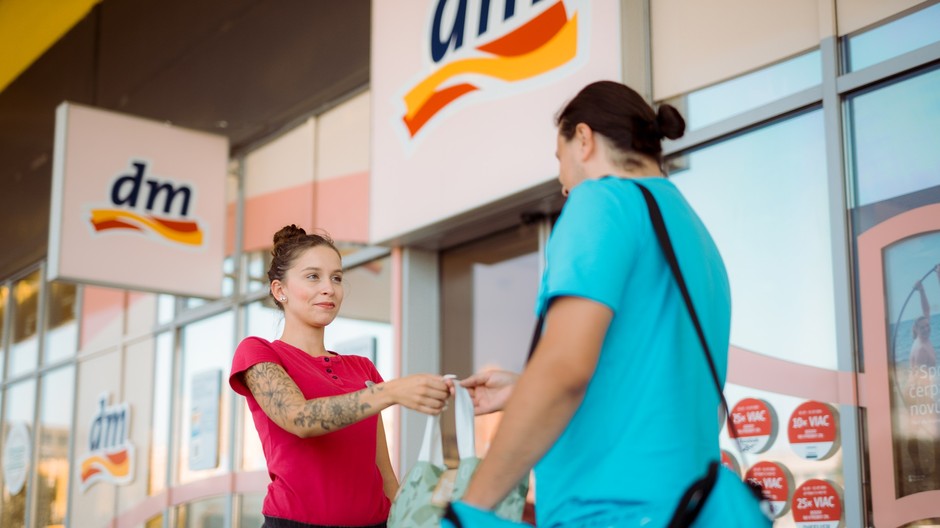 2024 08 TS dm štartuje v Bratislave expresné doručovanie prostredníctvom elektromobilov_TITULNA FOTKA