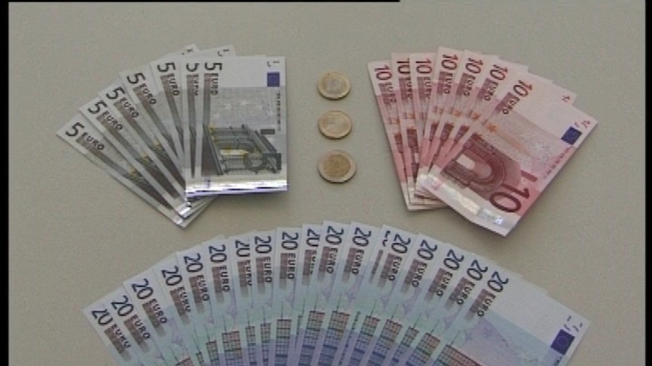 peniaze-euro-10, 20, 5 a mince pekne poukladane