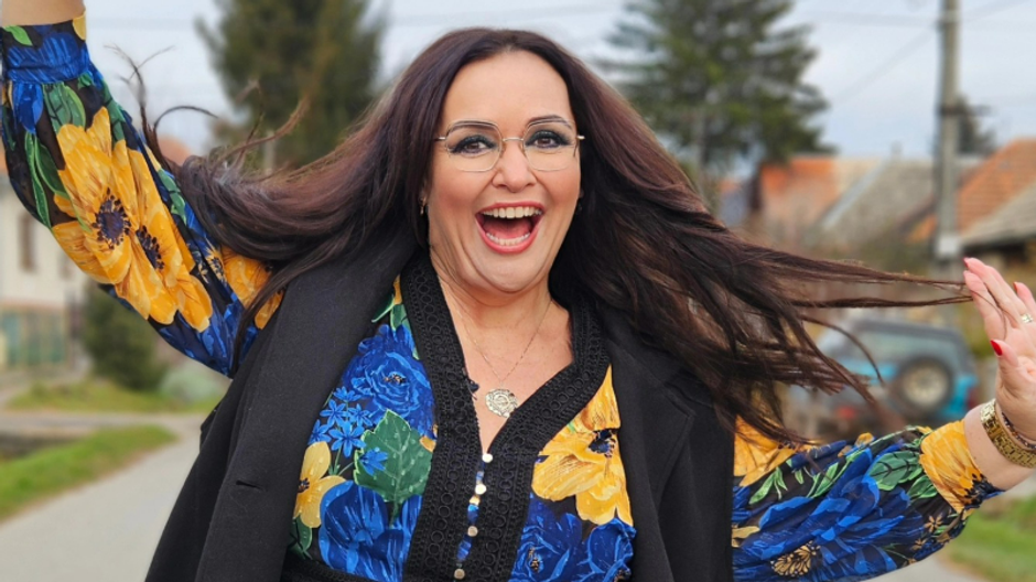 Renáta názlerová, bez servitky