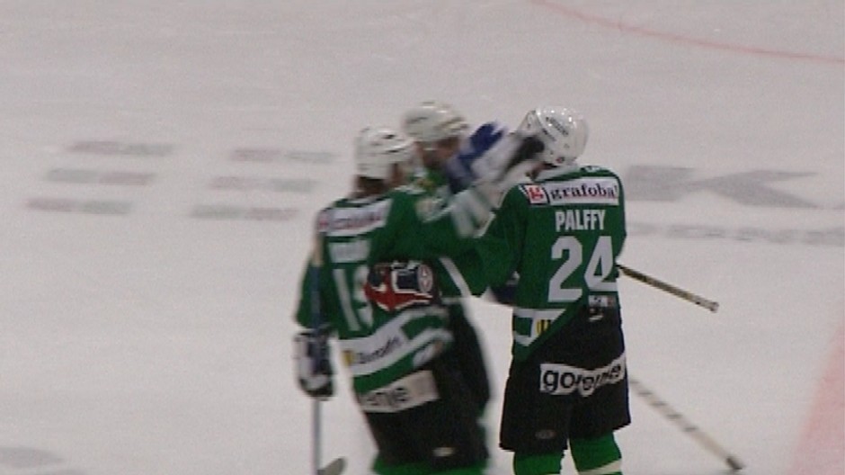 Žigmund Pálffy sa teší po góle v zápase hokejovej extraligy Skalica-Zvolen (9:1), 7.10.2007