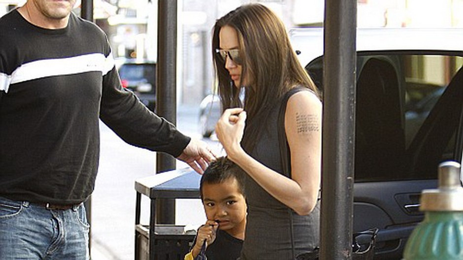 angelina jolie s maddoxom, ploche brusko