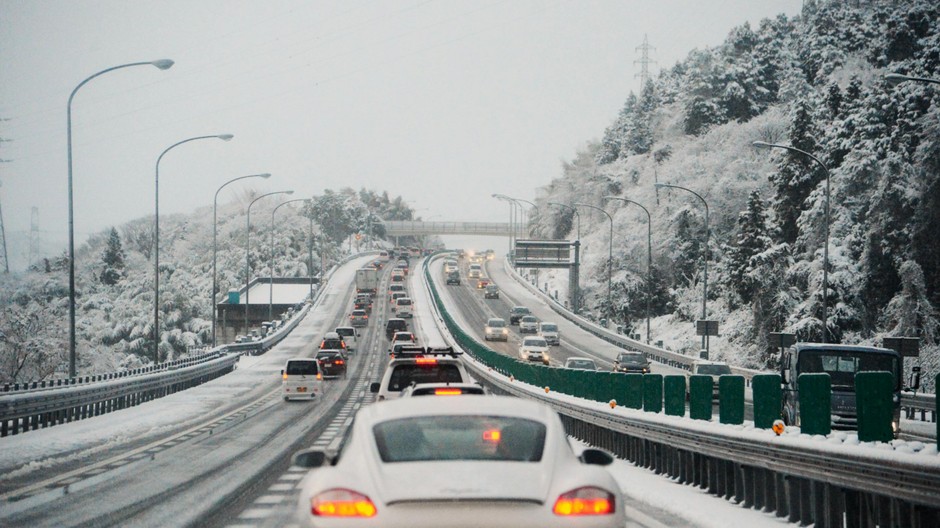 Auta v zime na dialnici 