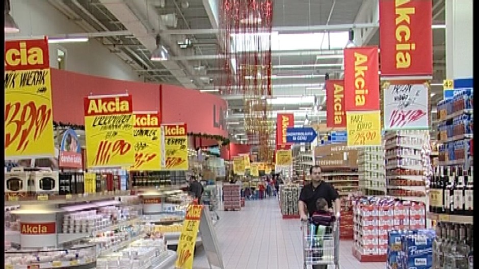 obchod hypermarket ludia policky tovar