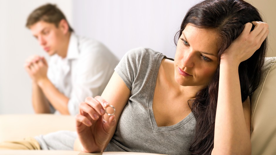 manželstvo žena muž obrúčka ilustračné foto