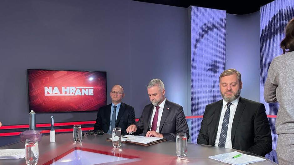 4c8164ac-869f-42ea-805b-83c799a63756