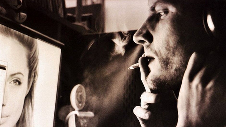 muz fajci, diva sa do obrazovky pocitaca, sepiovy obraz