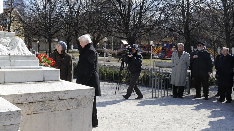 slovenski spisovatelia v medickej zahrade, bratislava, socha sandora petofiho, neni vidno