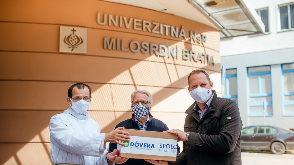 Dôvera vybavila ochrannými pomôckami ďalších zdravotníkov