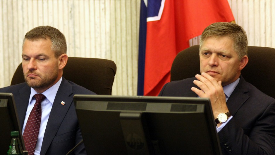 Peter Pellegrini a Robert Fico počas verejného vypočutia kandidátov na predsedu Úradu pre verejné obstarávanie.jpg