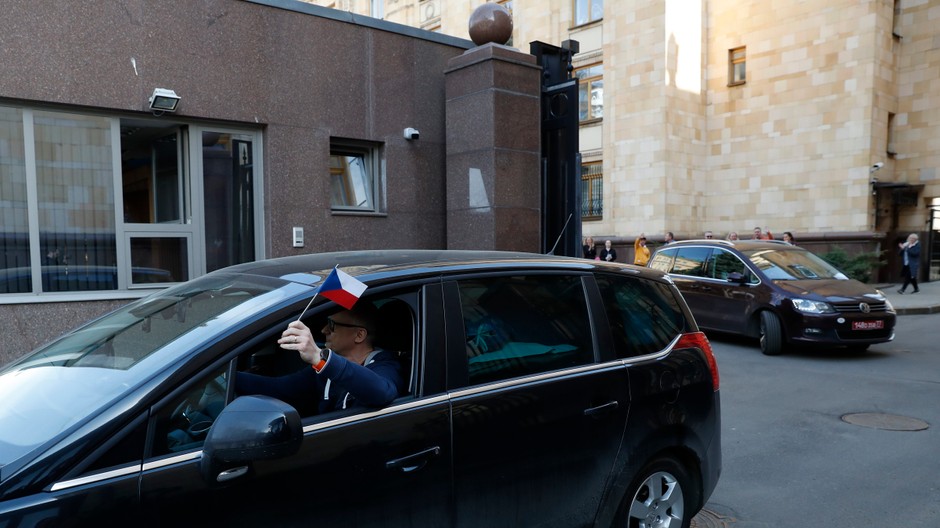 Českí diplomati odchádzajúci z Ruska