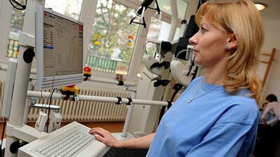 lekarka pri pocitaci