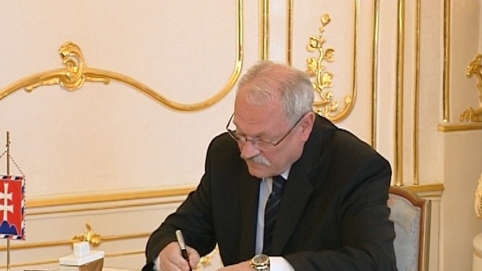 gasparovic pri podpise