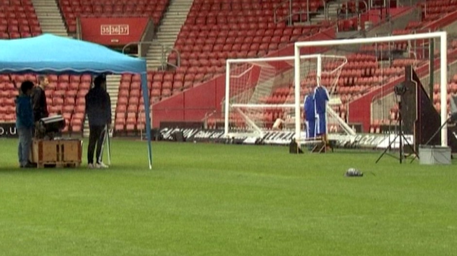 V Japonsku sa dnes začínajú Majstrovstvá sveta klubov. A medzinárodná futbalová federácia FIFA chce na nich  testovať "revolučnu" technologickú novinku, ktorá by mala pomôcť rozhodcom riešiť sporné gólové situácie.