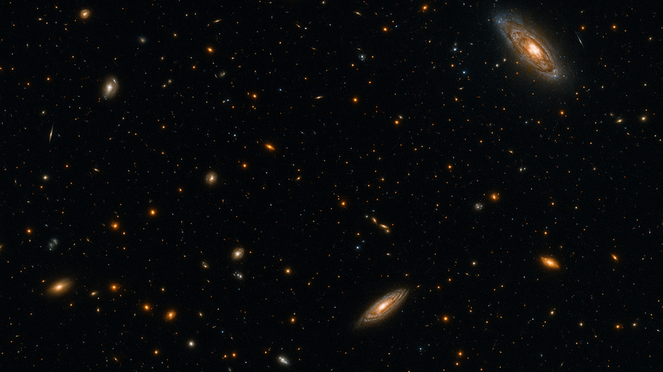 Veľkoplošná galaktická mapa COSMOS-Web z JWST zobrazujúca tisíce vzdialených galaxií až do čias 13,5 miliardy rokov po Veľkom tresku