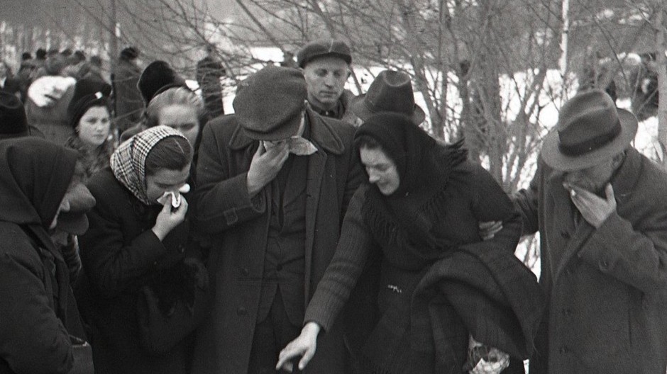 Záber z exhumácie masových hrobov v Zemianskych Kostoľanoch