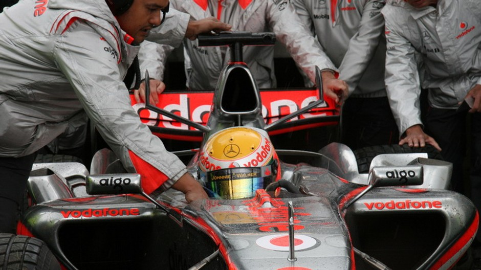 Lewis Hamilton vo svojom pretekárskom voze.
