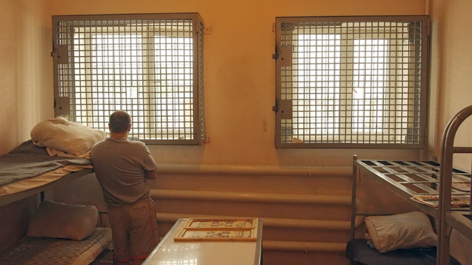 Väzenie_Rusko_odsúdenec_cela_okná