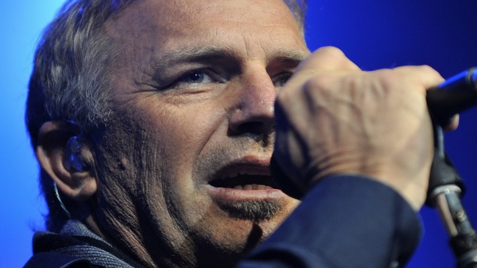 Kevin Costner, mikrofón, hlava, tvár, veľký detail