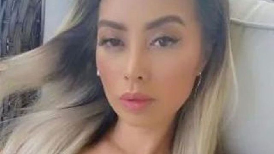 mlado vyzerajúca žena