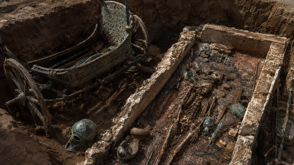Archeologický výskum 2 500 rokov starej hrobky s bronzovou prilbou a vojnovým vozom v Taliansku.