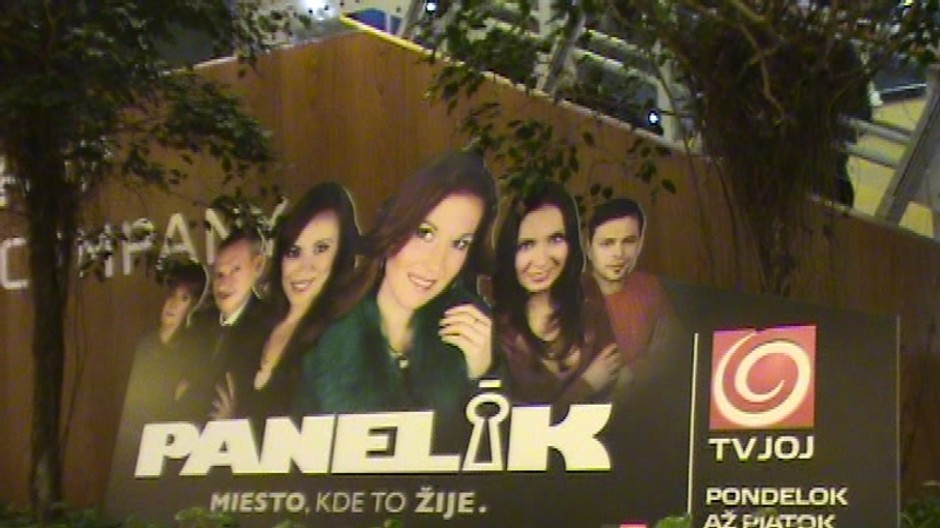 panelak papierova reklama s hlavami