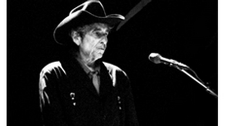starý bob dylan stojí