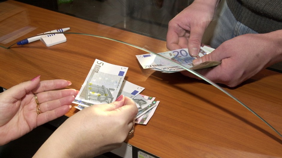 Ženské a mužské ruky, peniaze, euro, bankovky