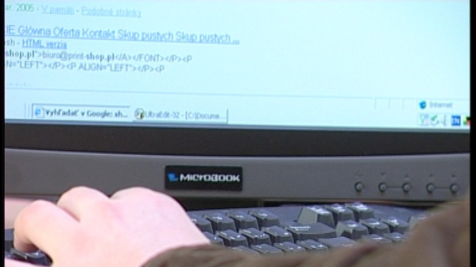 ruky klavesnica kusok monitor