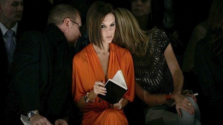 Victoria Beckham sedí v tme