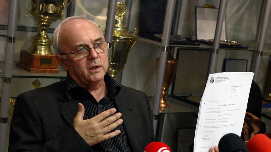 Vladimír Wänke na mimoriadnej tlačovej konferencii v Bratislave odmietol obvinenia z korupcie. Bratislava, 7. marec 2007. 