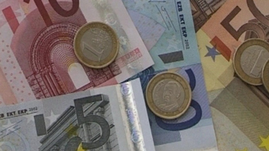 peniaze-euro-papierove aj mince zblizka na sebe