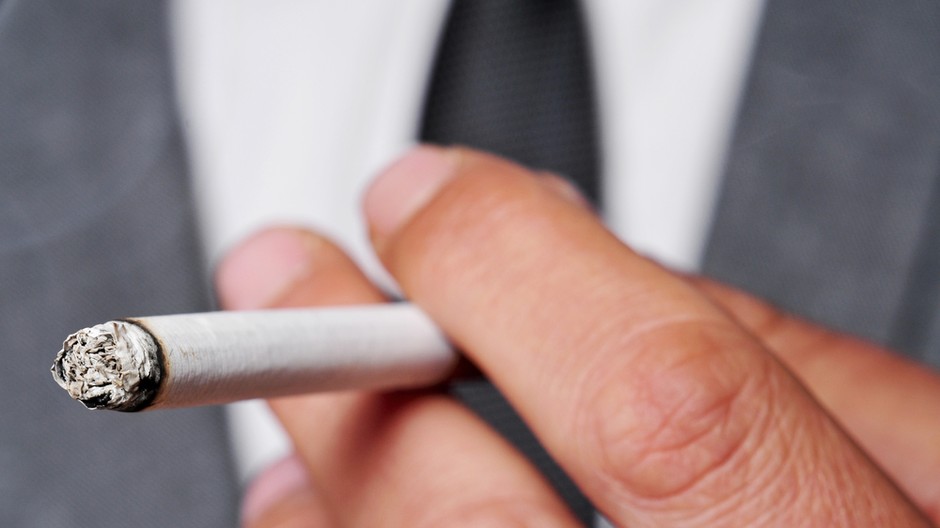 Štúdie preukázali, že príčinou erekčnej dysfunkcie u mladých ľudí, je častá konzumácia alkoholu a fajčenie cigariet. Takže menej žúrov vám pomôže zvýšiť vašu aktivitu v posteli.