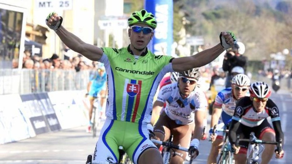 Sagan oslavne gesto po vitazstve na klasike Camaiore