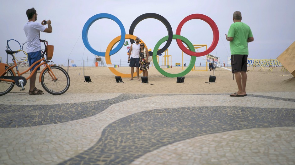 Olympijské kruhy, olympiáda, Rio de Janeiro, turisti