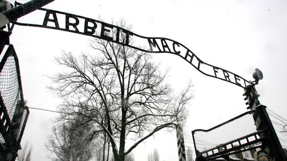 arbeit macht frei, napis nad branou v Osviencime