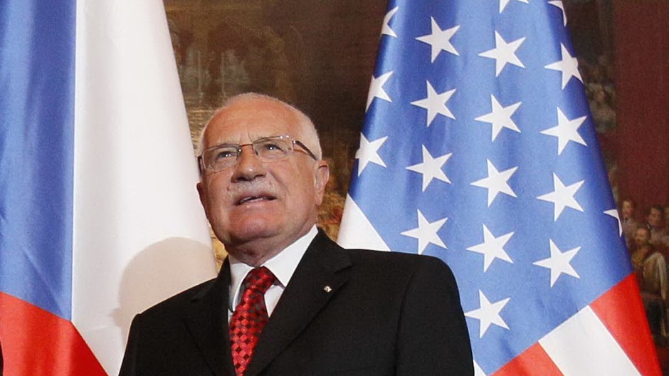 vaclav klaus, cesky prezident medzi americkou a ceskou vlajkou