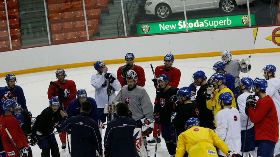 Slovenskí hokejoví reprezentanti počas tréningu v Metro Centre v Halifaxe